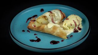 Strudel cu mere si inghetata