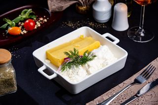 Mamaliguta cu branza de vaci si smantana