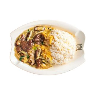 Ternera Con Salsa Revuelto Sobre Arroz