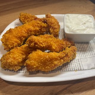 Пилешки пръчици с чеснов сос