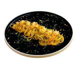Lo Spaghetto alla “Chitarra” con aglio, olio e peperoncino e gamberi reali, topping di tartare di pachino fresco