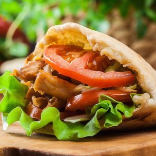 Dürüm mixto de pollo y ternera con tomate. lechuga y salsas