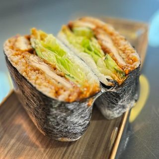 Онигиразу с курицей в остро-сладком соусе 