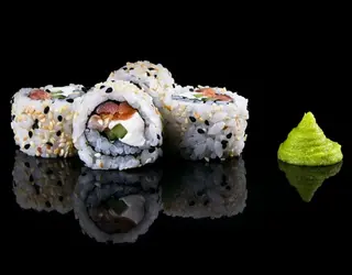 Урамаки Пушена сьомга и Филаделфия (8бр)