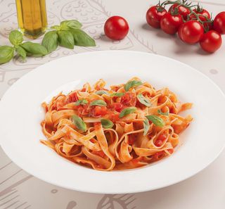 Pomodoro y basilico pasta fresca