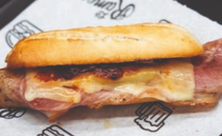 Ramoncito de bacon con queso Monterey Jack y mayo trufa