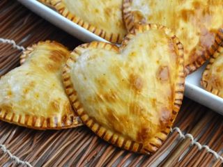 Empanada Corazón Con Carne de Ternera, Cerdo y Verduras salteadas 1 Ud.