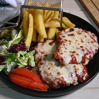 Meniu pollo parmigiano mic (bautura inclusa)