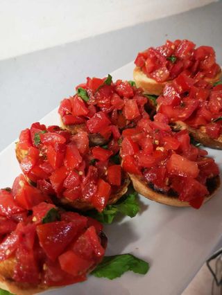 A. Pomodoro, origano, aglio, olio extra vergine d'oliva 