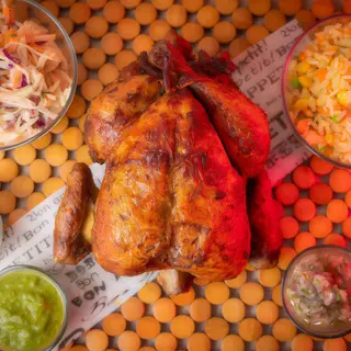 1/4 de pollo con patatas fritas y una salsa