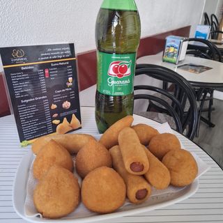 Combo família 12 salgados  1 refrigerante 1 litro
