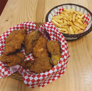 8 Piezas de Pollo a la Broaster + Patatas Fritas + Salsas*