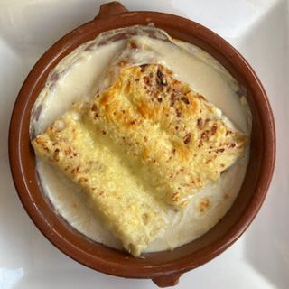 Canelones De Carne Con Suave Bechamel