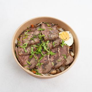 Ramen z wołowiną, warzywami i jajkiem