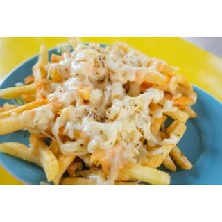 Patatas Fritas con Queso Gratinado
