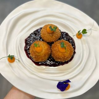 Spicy Camembert cheese balls / dulceata de fructe de padure