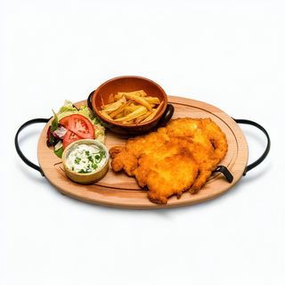 Şniţel de pui pane cartofi prăjiţi, salată verde mixtă şi sos