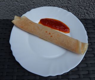 Slatka palačinka sa džemom od kajsije