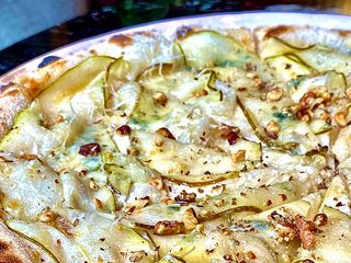 Піца з грушею та сиром горгонзола (470г)