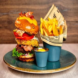 Burger cu brânză crispy și cartofi