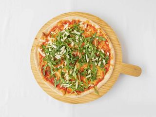 Pizza de rúcula y tomatito