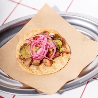 Taco de carnitas en salsa verde (2 tacos)