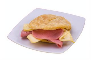 Arepa de jamón y queso