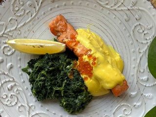 D Stek z łososia ze szpinakiem i sosem serowym