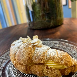 Croissant Relleno de Crema Pastelera 