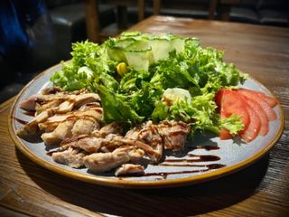 Теплий салат з курячим бедром