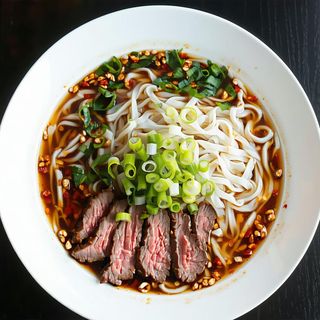 Spaghetti di riso in brodo con manzo piccante