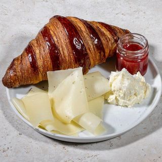 Круасан з джемом, маслом та сиром, 200 г