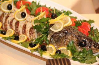 Стейк  осетра фаршированный овощами 