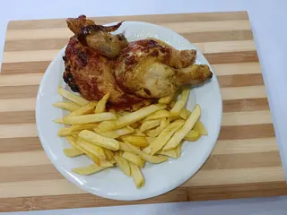Medio Pollo Asado + Patatas + Bebida (33 Ml.)