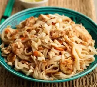 44. Pad Thai de Frango
