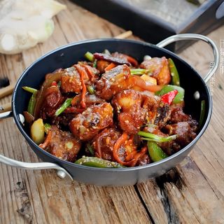 Scodella di fuoco con costine di maiale