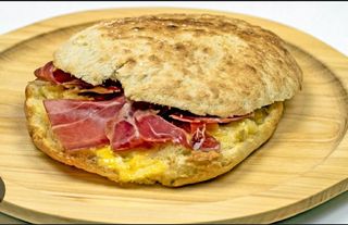 Lepinja sa kajmakom i pršutom