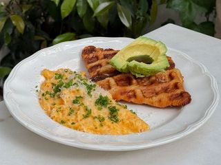 Scrambled eggs with grilled croissant