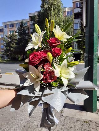 Buket Ljiljan, 4 ruže, alstromerija