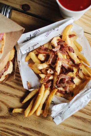 Картопля фрі під сирним соусом з беконом 