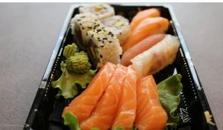 407 Acqua, 4 sashimi salmone, 4 uramaki salmone, 4 nigiri