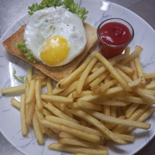 Сендвіч з шинкою, картопля фрі 315\30 г(без листа салата)