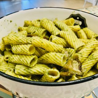 Tortiglioni con pesto casero y setas