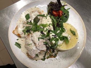 Pui in sos gorgonzola si piure de cartofi