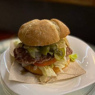 Hamburguesa con pepinillo