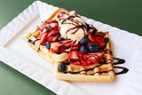 Waffle  sa karamelom, svežim sezonskim bobicama i sladoledom