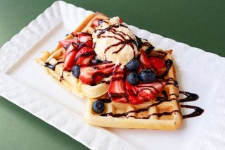 Waffle  sa karamelom, svežim sezonskim bobicama i sladoledom