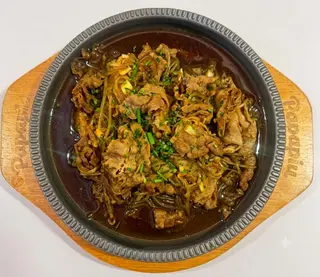 Ternera con setas enoki y fideos a la piedra