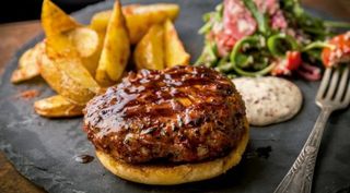 Hamburguesa vegetal con ensalada y patatas