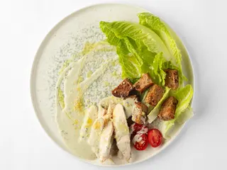 Салат Цезар з курячим філе і соусом рокфор (220г)